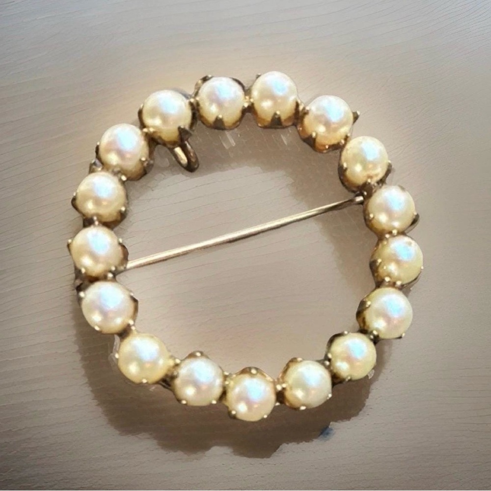 Vintage Gold Tone Faux Pearl Circle Wreath Brooch Pin 1” Diameter Signed
